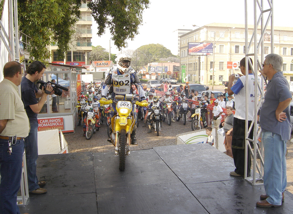 O evento reuniu 75 motociclistas de 8 estados brasileiros<a style='float:right;color:#ccc' href='https://www3.al.sp.gov.br/repositorio/noticia/03-2008/M Flavio enduro b 023.jpg' target=_blank><i class='bi bi-zoom-in'></i> Clique para ver a imagem </a>